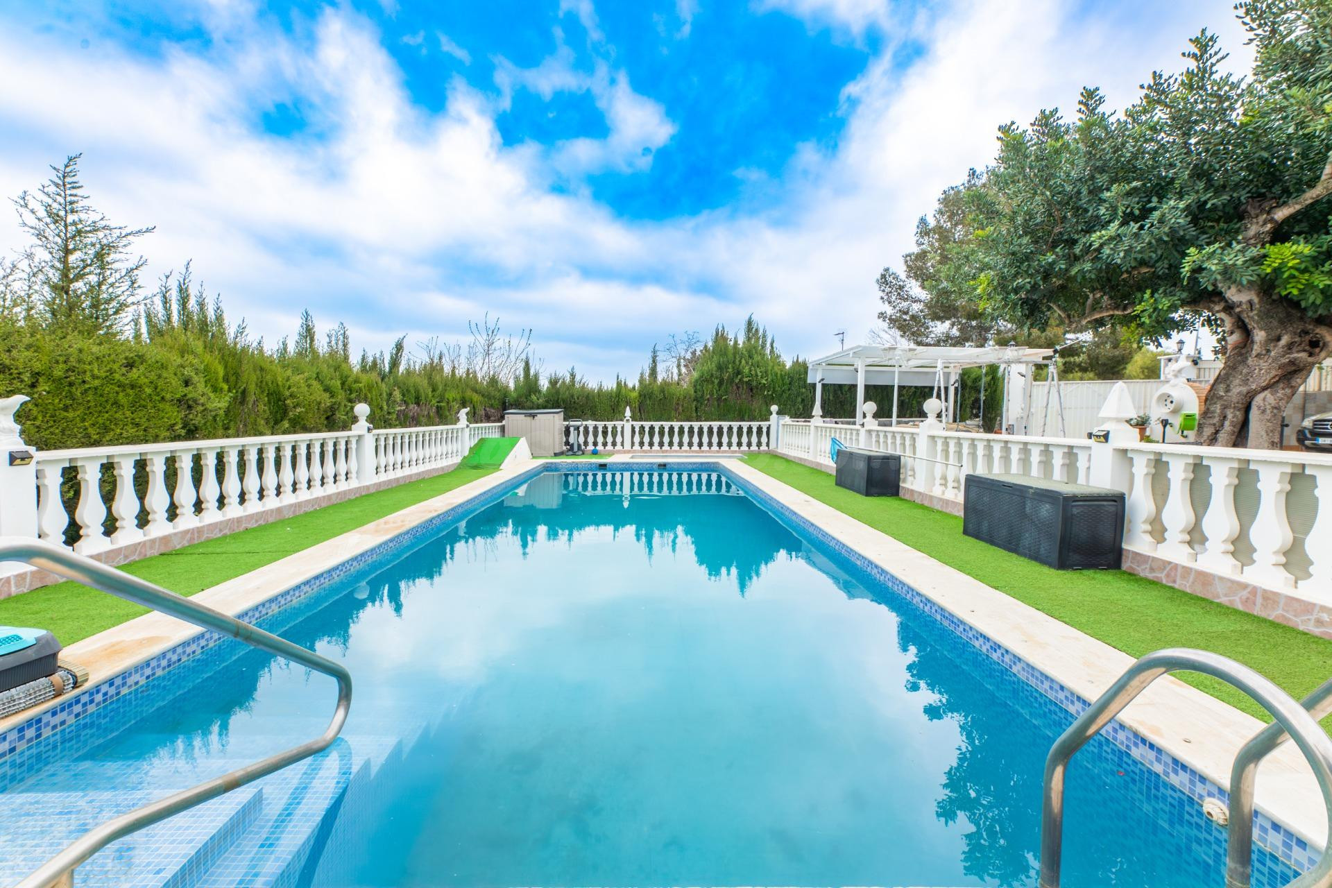 Chalet independiente con dos viviendas, piscina y gran parcela privada urbana