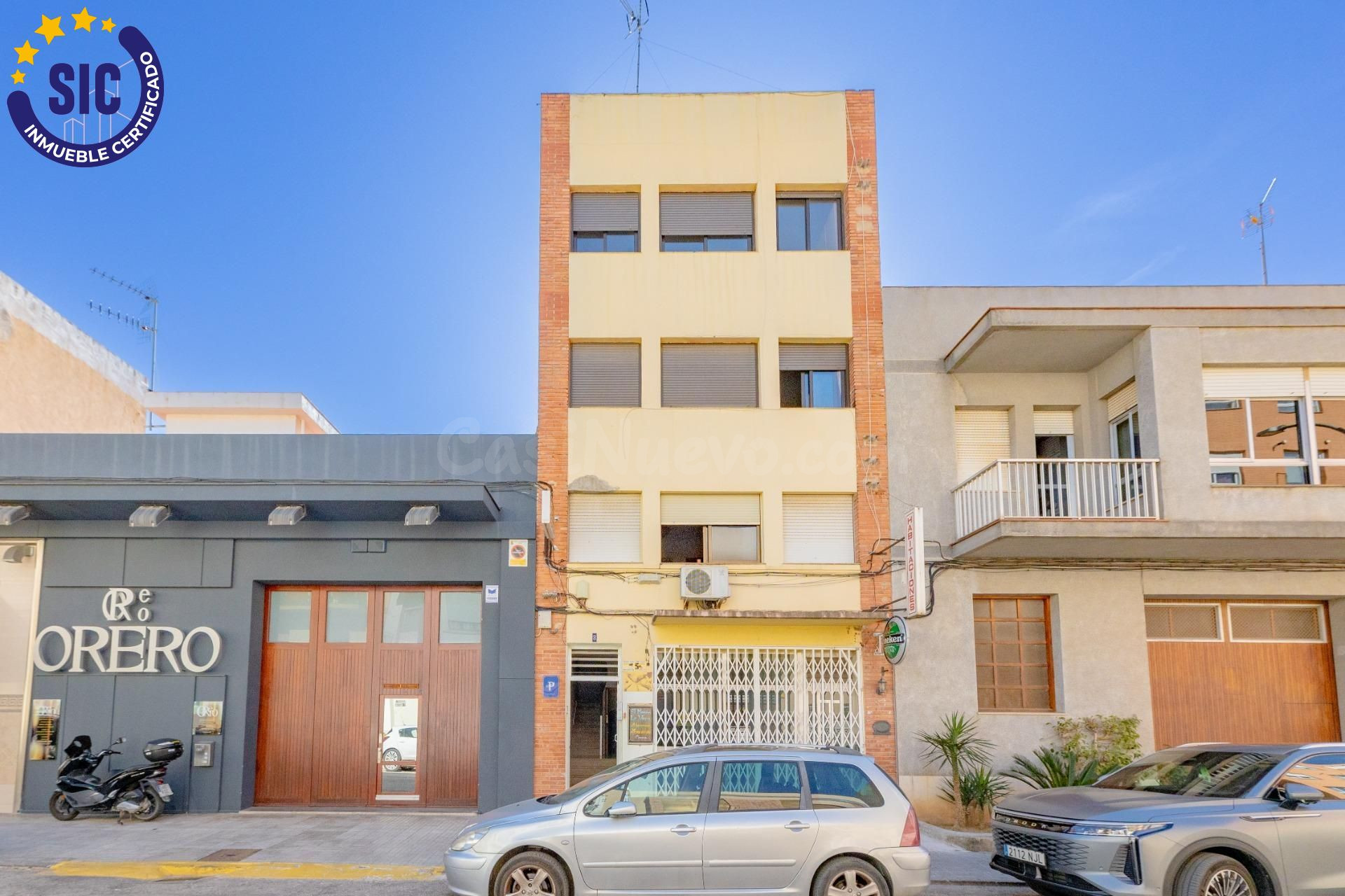 Edificio con licencia de restaurante y hotel