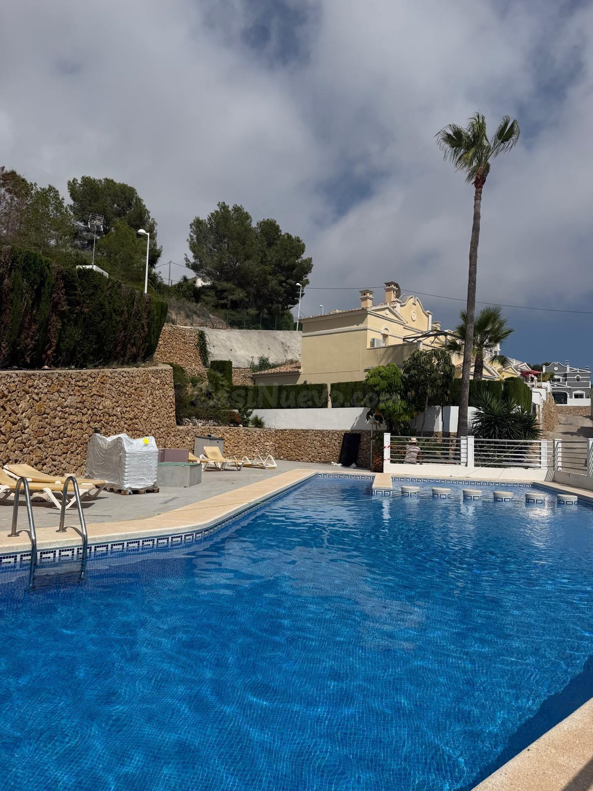 Oportunidad única en Calpe: adosado con licencia turística, solárium privado y garaje incluido