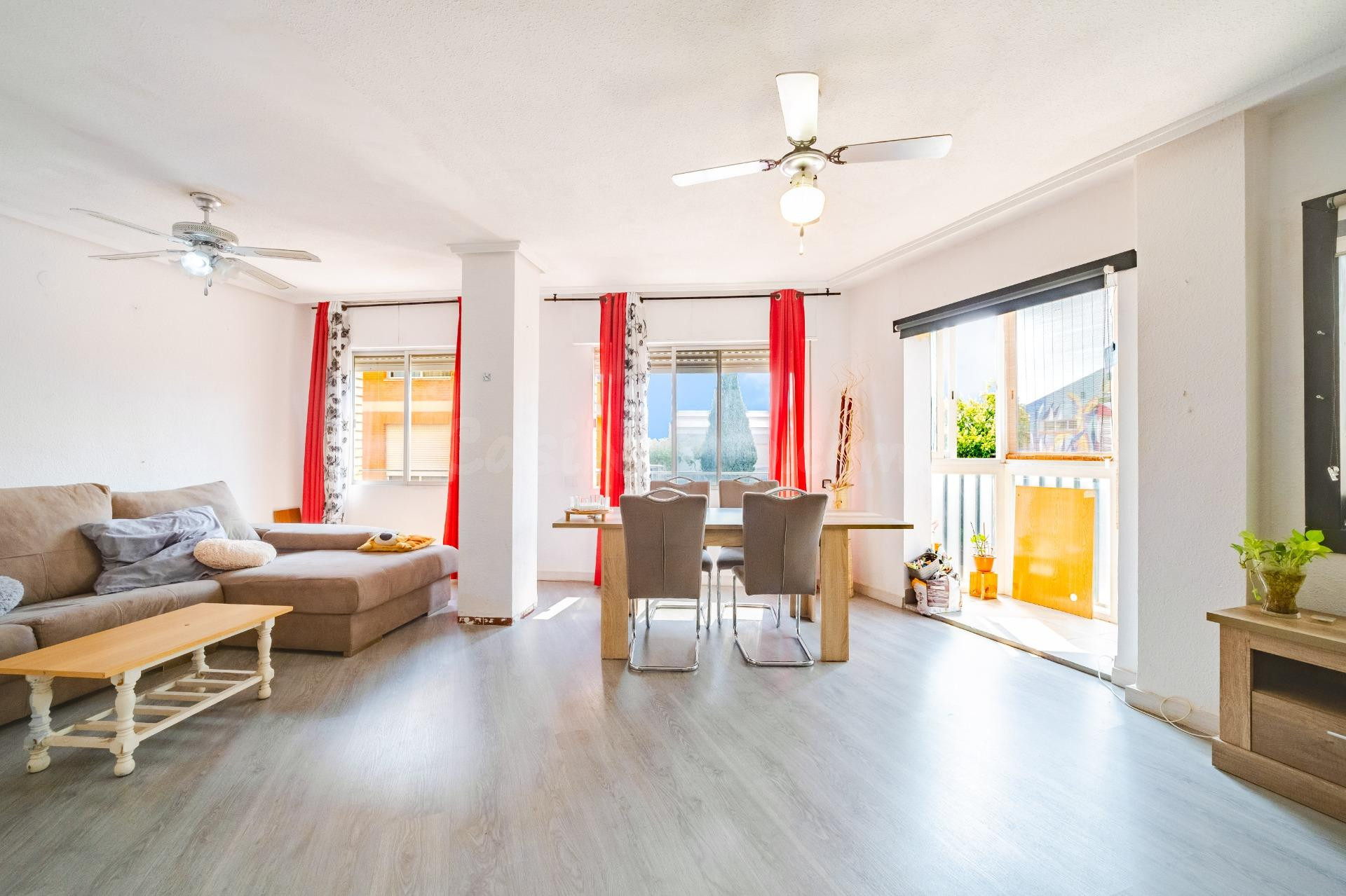 Gran vivienda de 129 m2 con terraza acristalada, portal reformado y ascensor a cota cero en Oropesa Pueblo