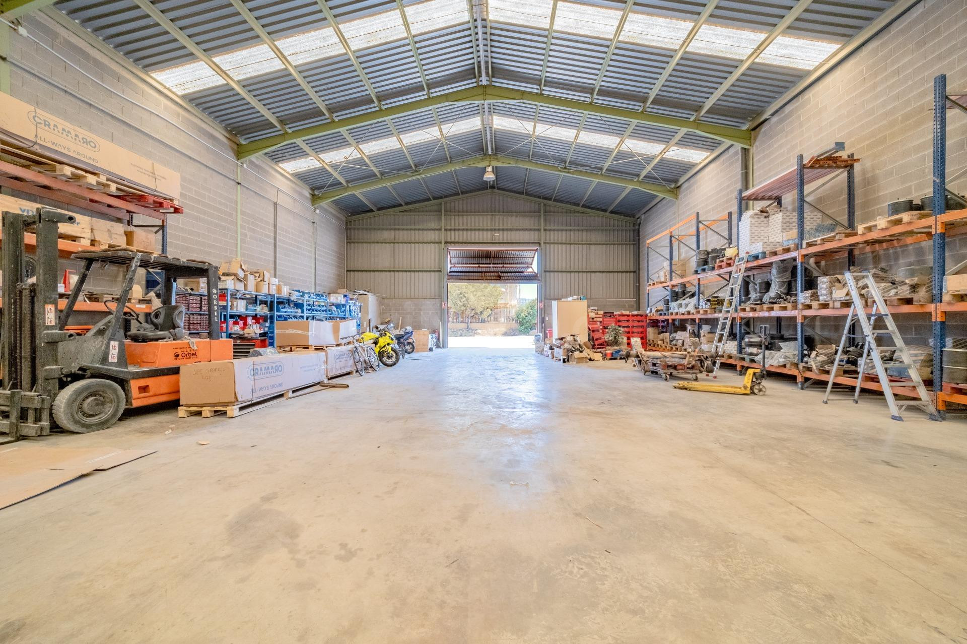 Activo industrial estratégico en venta | Hub empresarial de Onda | 879 m2 construidos + 200 m2 de patios