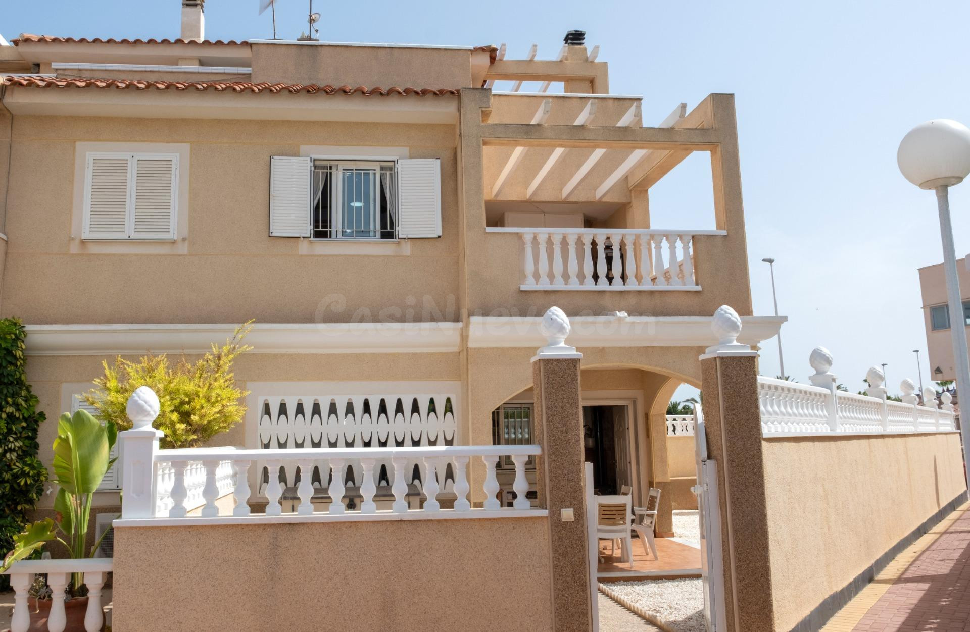 Exclusiva casa pareada con jardín privado y piscina comunita