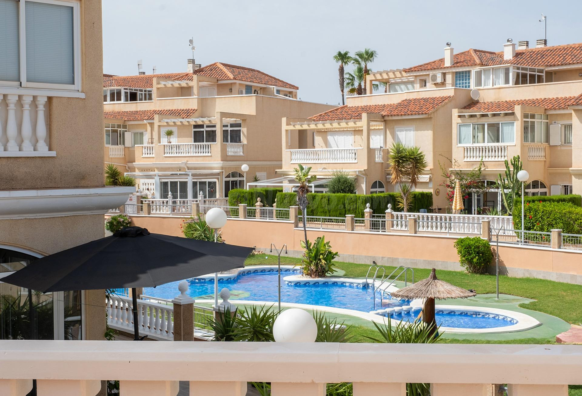 Exclusiva casa pareada con jardín privado y piscina comunita - foto 2