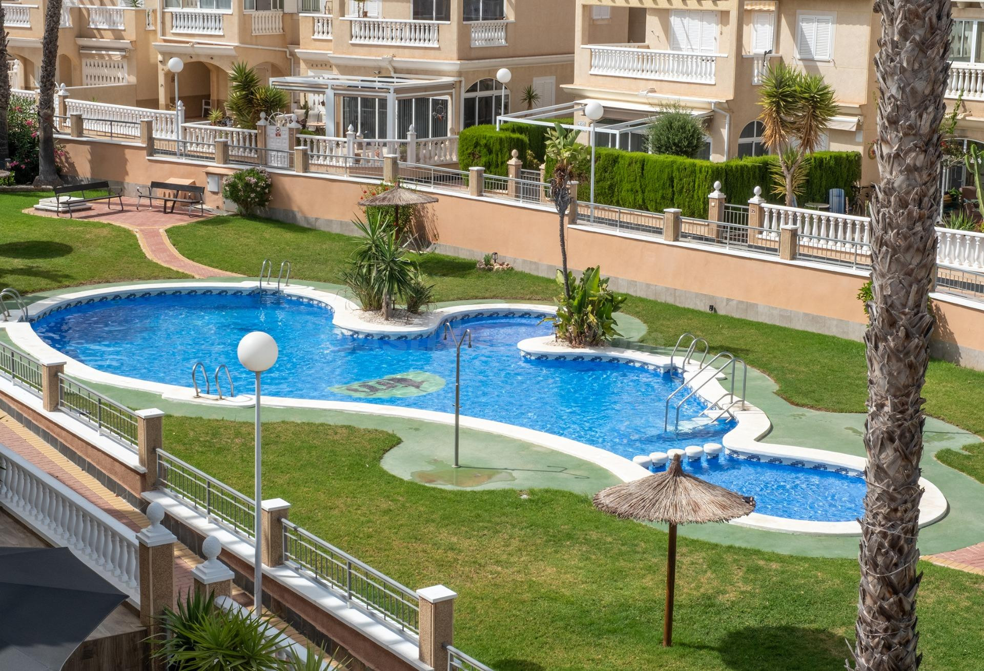 Exclusiva casa pareada con jardín privado y piscina comunita - foto 3