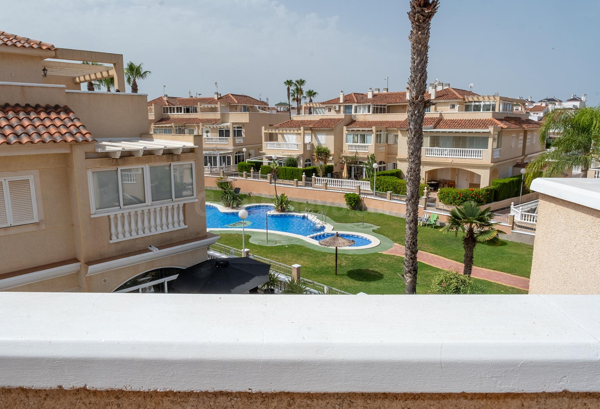 Exclusiva casa pareada con jardín privado y piscina comunita - foto 4