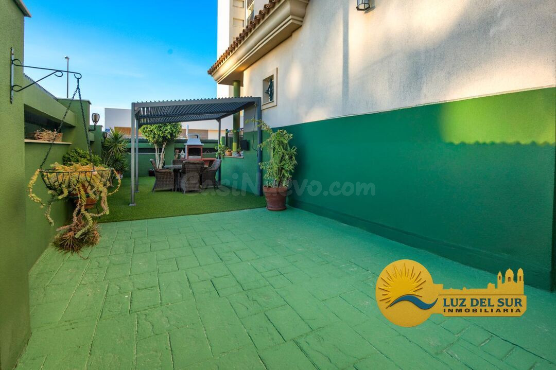 GRAN CHALET ADOSADO EN ZONA INMEJORABLE - foto 2