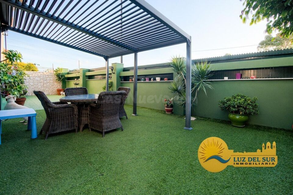 GRAN CHALET ADOSADO EN ZONA INMEJORABLE - foto 3