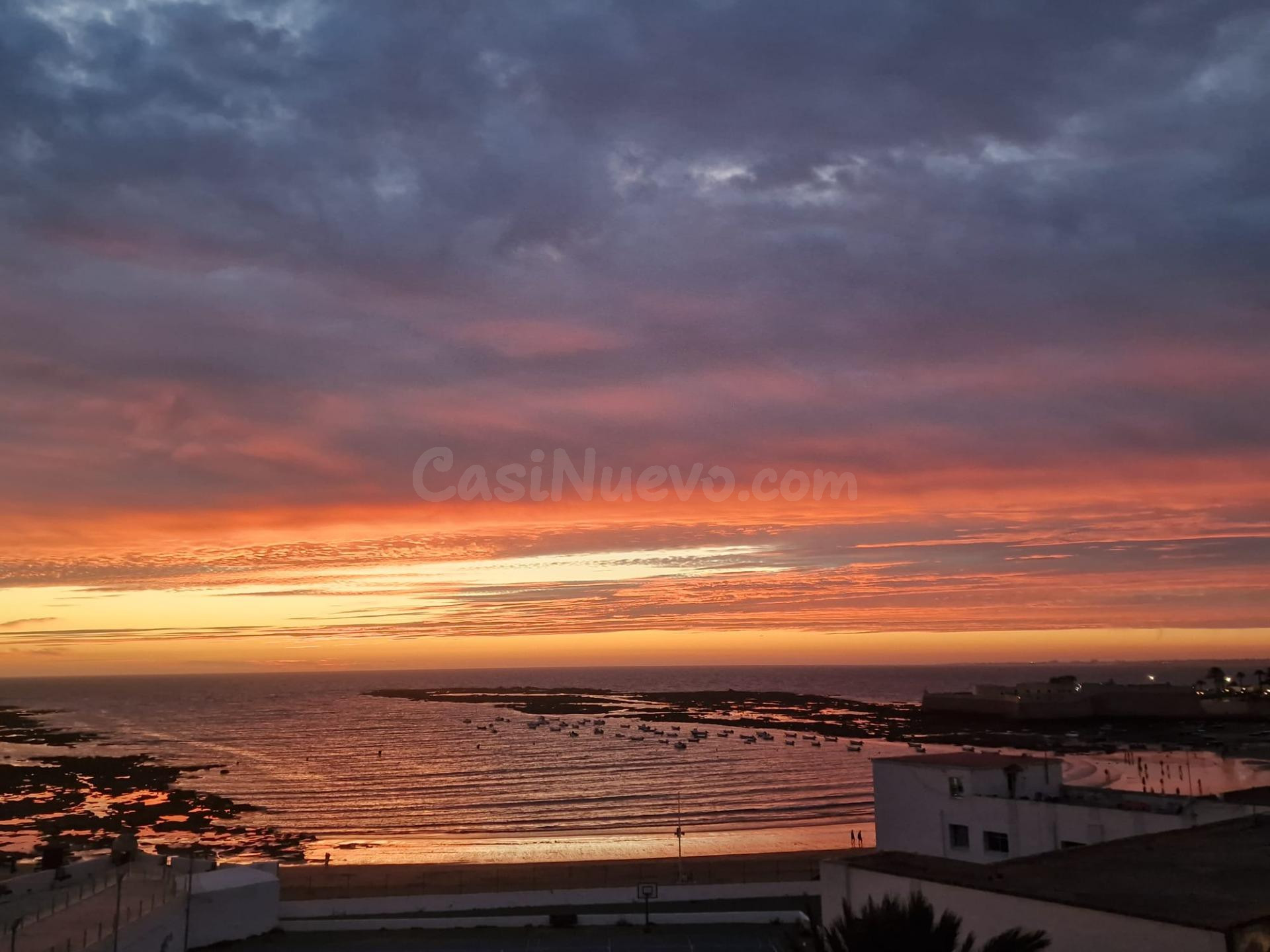 ¡Vive a solo dos minutos de la Playa de La Caleta!