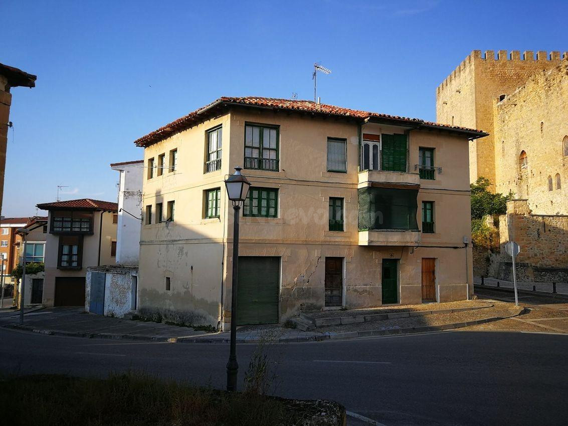 Casa en venta para reformar en el casco histórico de Medina de Pomar por 70,000€