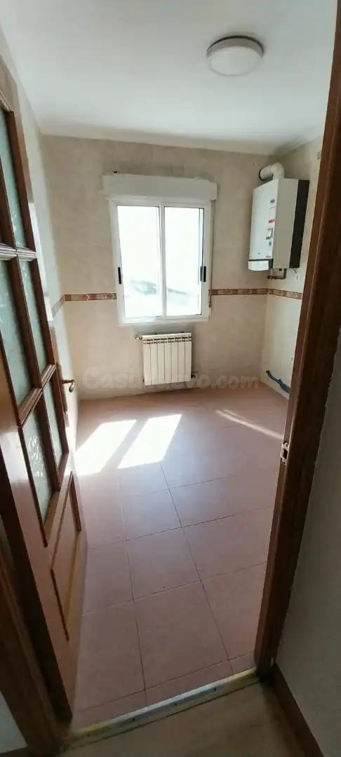 Amplio Piso Soleado en la Zona Sur de Burgos por solo 155.00 - foto 2