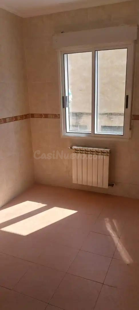 Amplio Piso Soleado en la Zona Sur de Burgos por solo 155.00 - foto 3