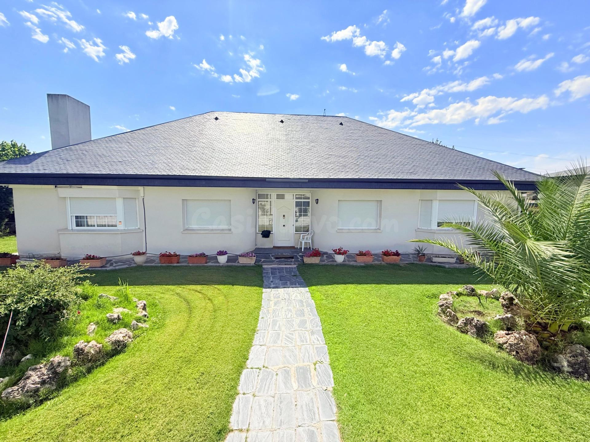 NUDA PROPIEDAD · Gran chalet de 545 m2 con placas solares y parcela privada de 3.000 m2 · Boadilla del Monte
