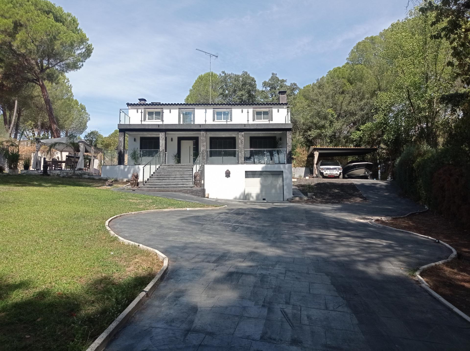 Chalet en San Ramón con 12.000 m2 de terreno y amarre inclui