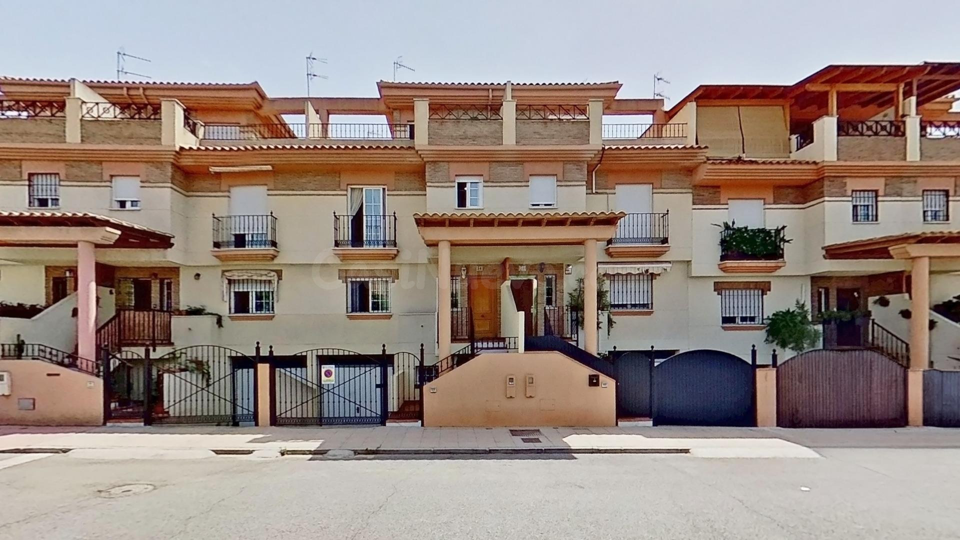 VIVIENDA CON  GRAN COCHERA Y ZONAS EXTERIORES EN EL BALCON DE SAN FERNANDO
