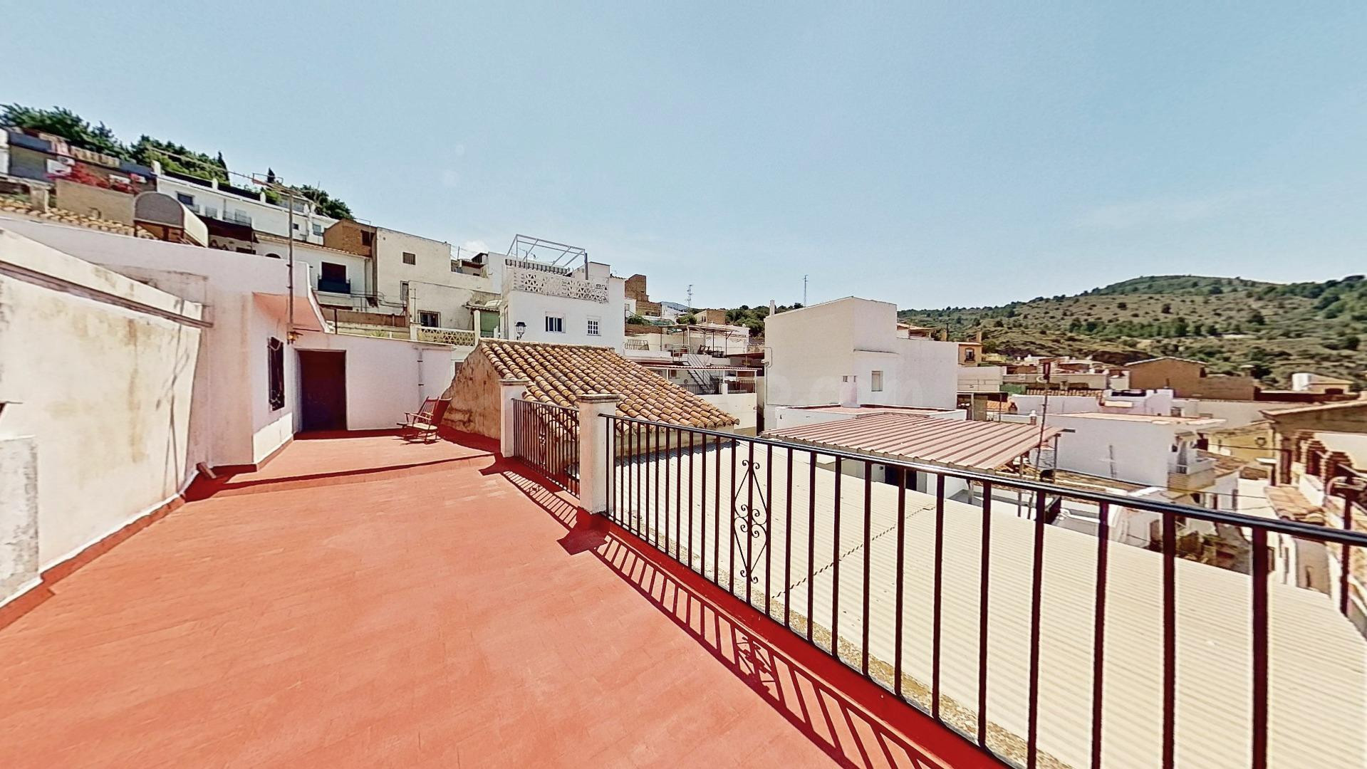 CASA DE PUEBLO EN EL CORAZÓN DEL CASCO ANTIGUO DE VÉLEZ DE BENAUDALLA