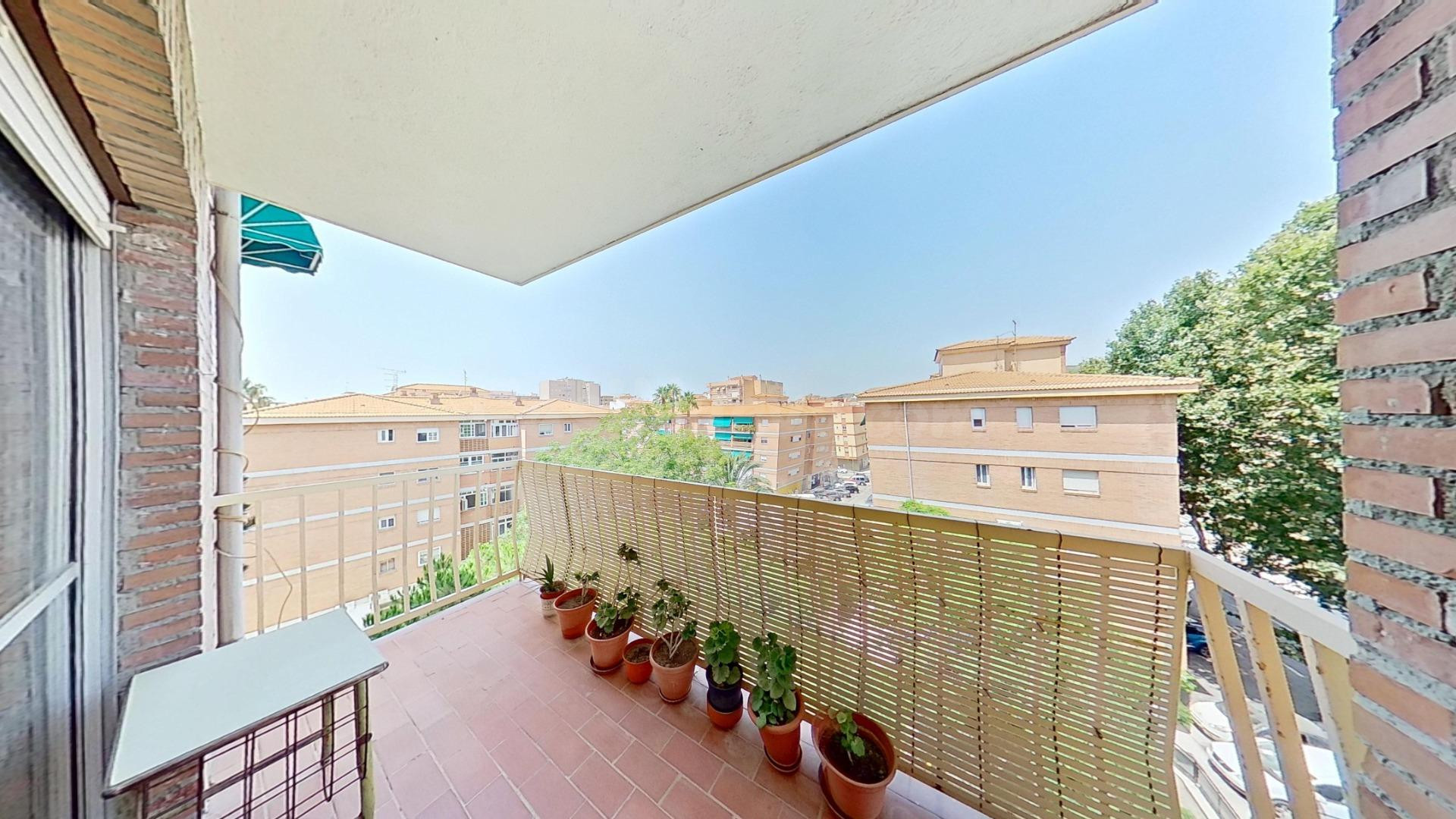 AMPLIA Y LUMINOSA VIVIENDA EN ZONA HUERTA DE LA CONDESA