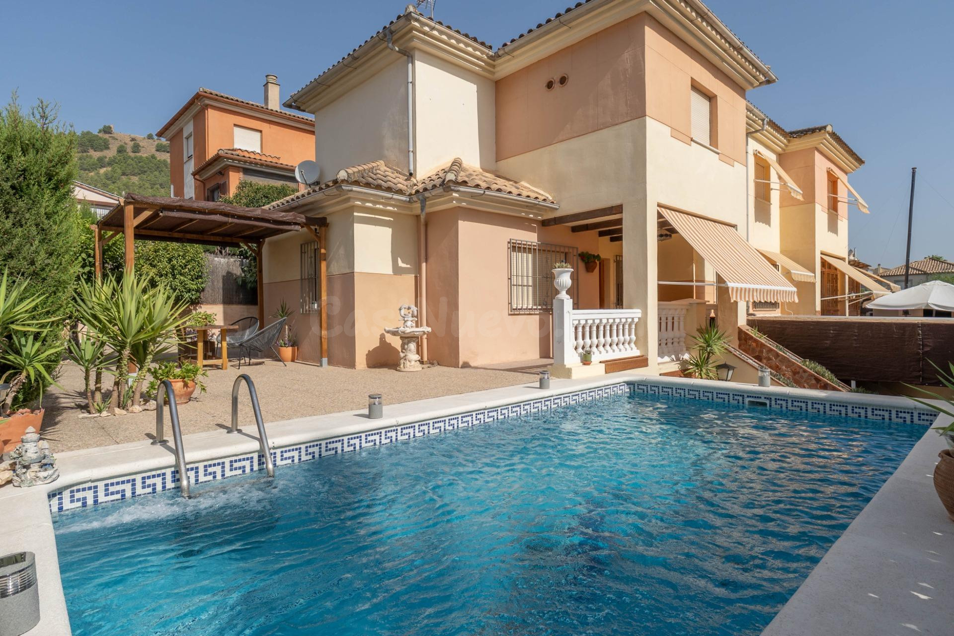 EXCLUSIVA VIVIENDA CON PISCINA PRIVADA EN URBANIZACIÓN "EL TORREÓN" EN ALBOLOTE.
