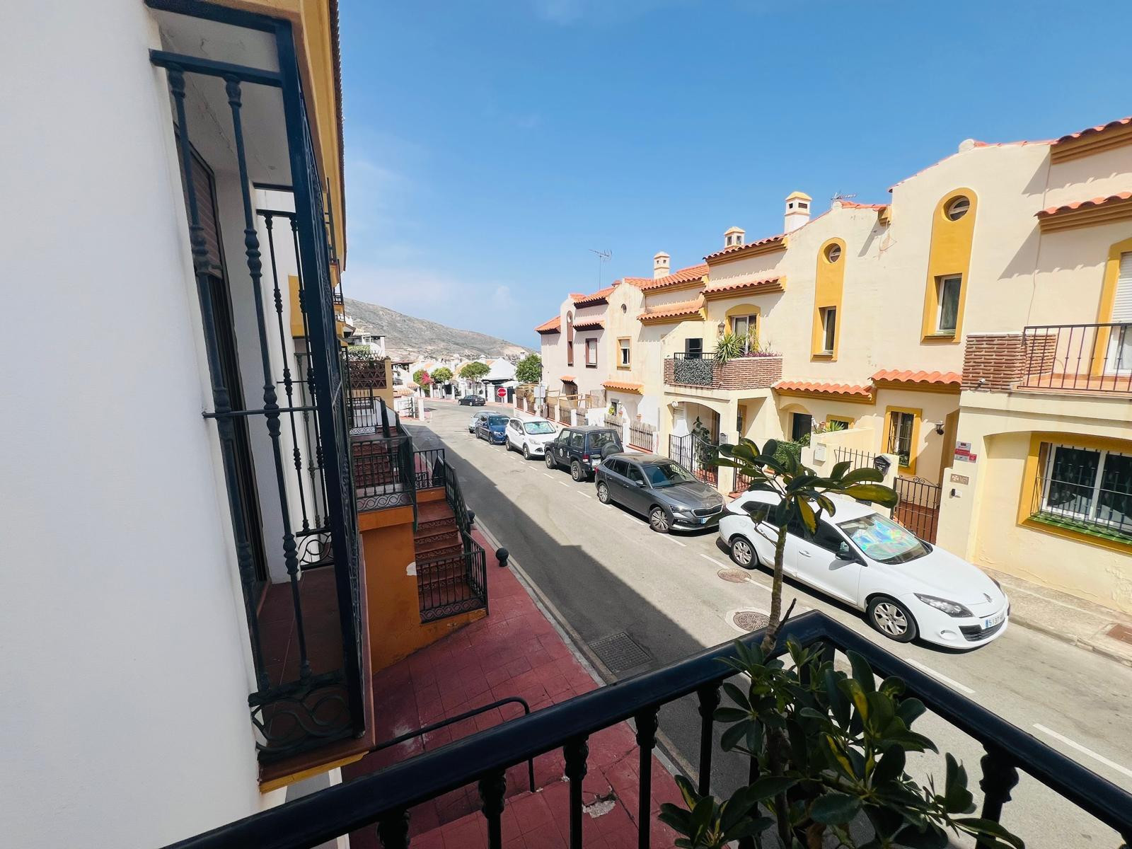 IMPECABLE CASA ADOSADA EN BENALMÁDENA PUEBLO CON VISTAS DESPEJADAS Y AL MAR DESDE LA PLANTA ALTA