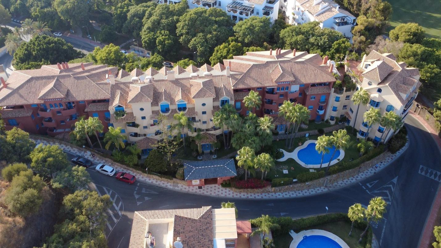 Exclusivo piso junto al Golf Torrequebrada con vistas al monte y a un paso de la playa