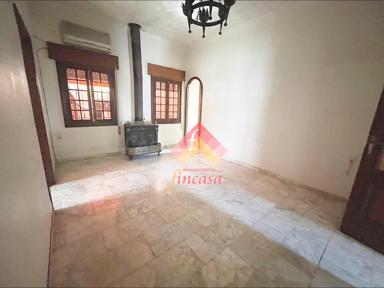 SE VENDE AMPLIO CHALET CON COCHERA EN EL CENTRO