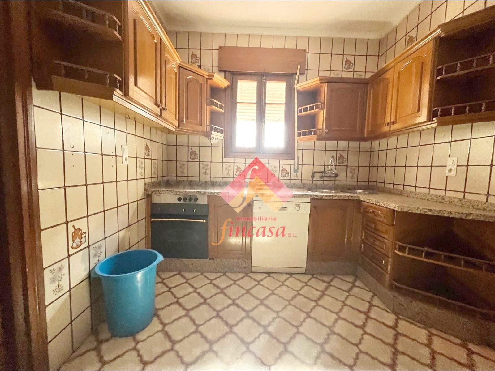 SE VENDE AMPLIO CHALET CON COCHERA EN EL CENTRO - foto 2