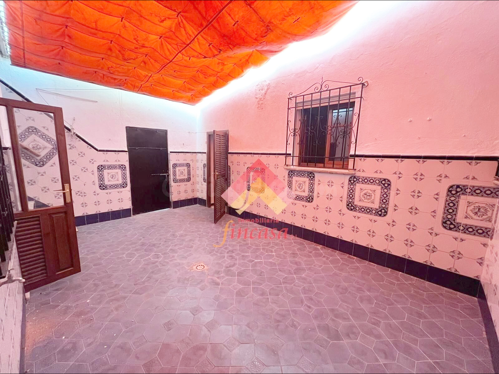 SE VENDE AMPLIO CHALET CON COCHERA EN EL CENTRO - foto 3