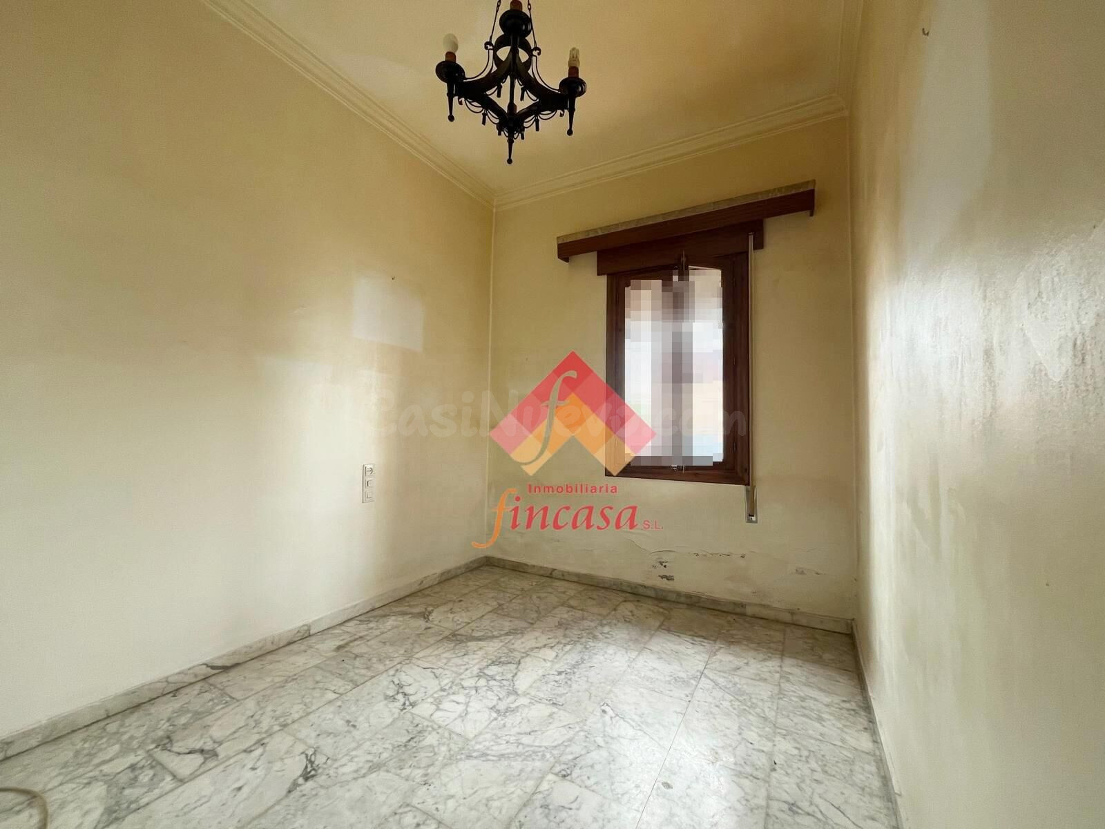 SE VENDE AMPLIO CHALET CON COCHERA EN EL CENTRO - foto 5