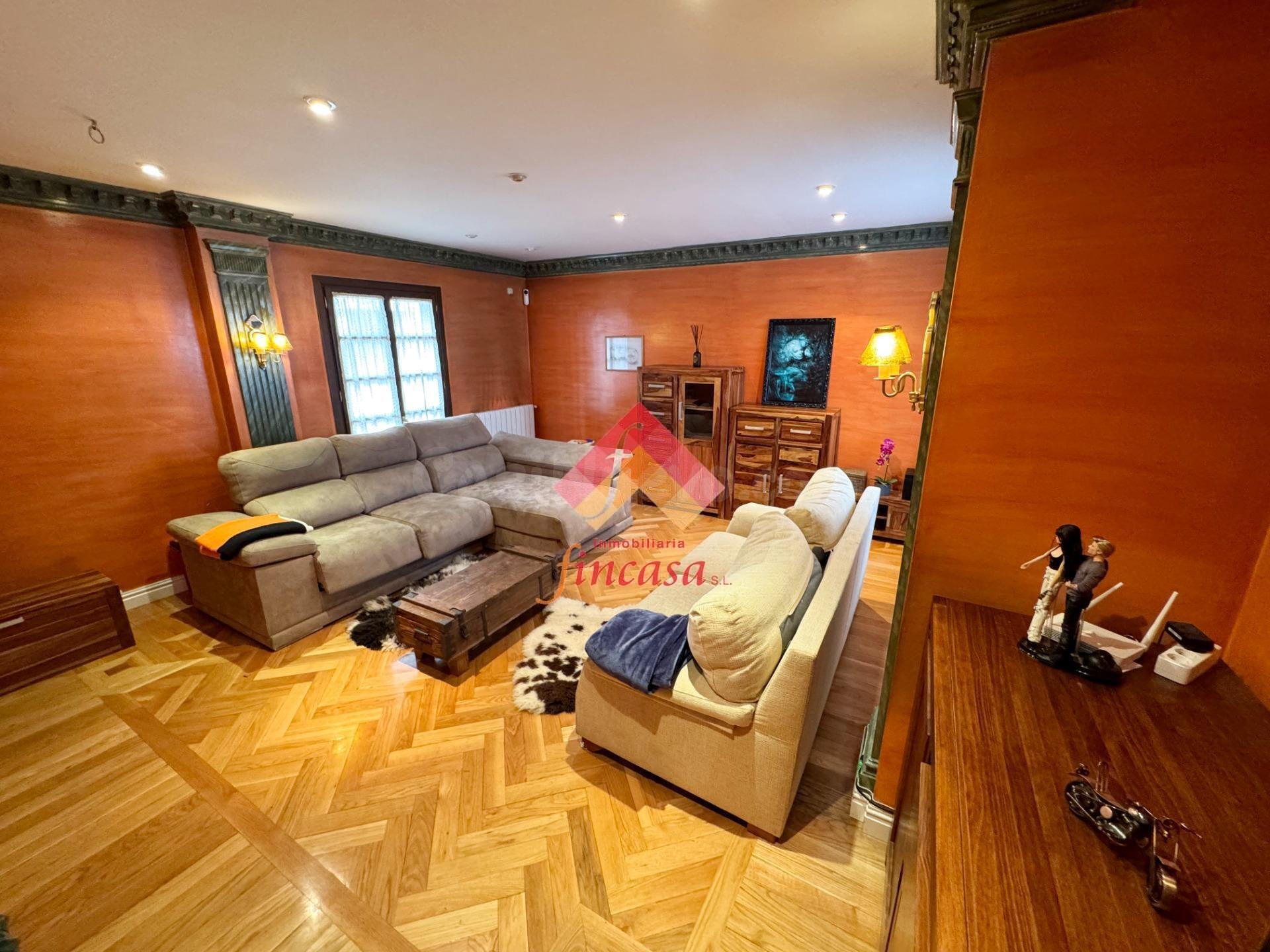 ESPECTACULAR CASA JUNTO AL CENTRO CON AMPLIA COCHERA CERRADA Y BODEGA