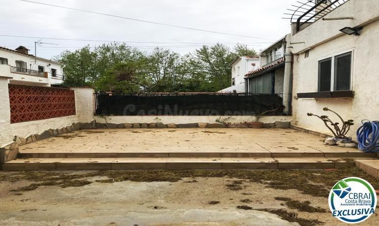 Tu próximo proyecto en Empuriabrava: casa con jardín y gran potencial