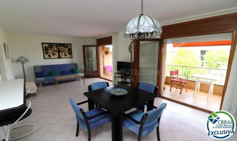 Precioso y amplio apartamento de dos dormitorios cerca de la playa