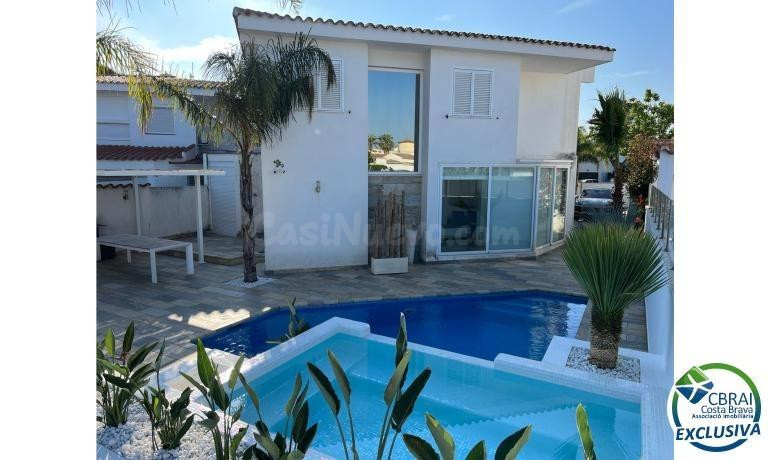 Empuriabrava preciosa casa moderna amb piscina i amarri prop de la platja, sala d'estar de 99 m2