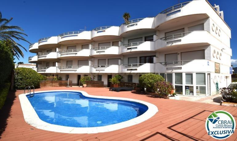 EMPURIABRAVA: Exclusivo complejo de seis casas con amarre en primera línea de mar en venta