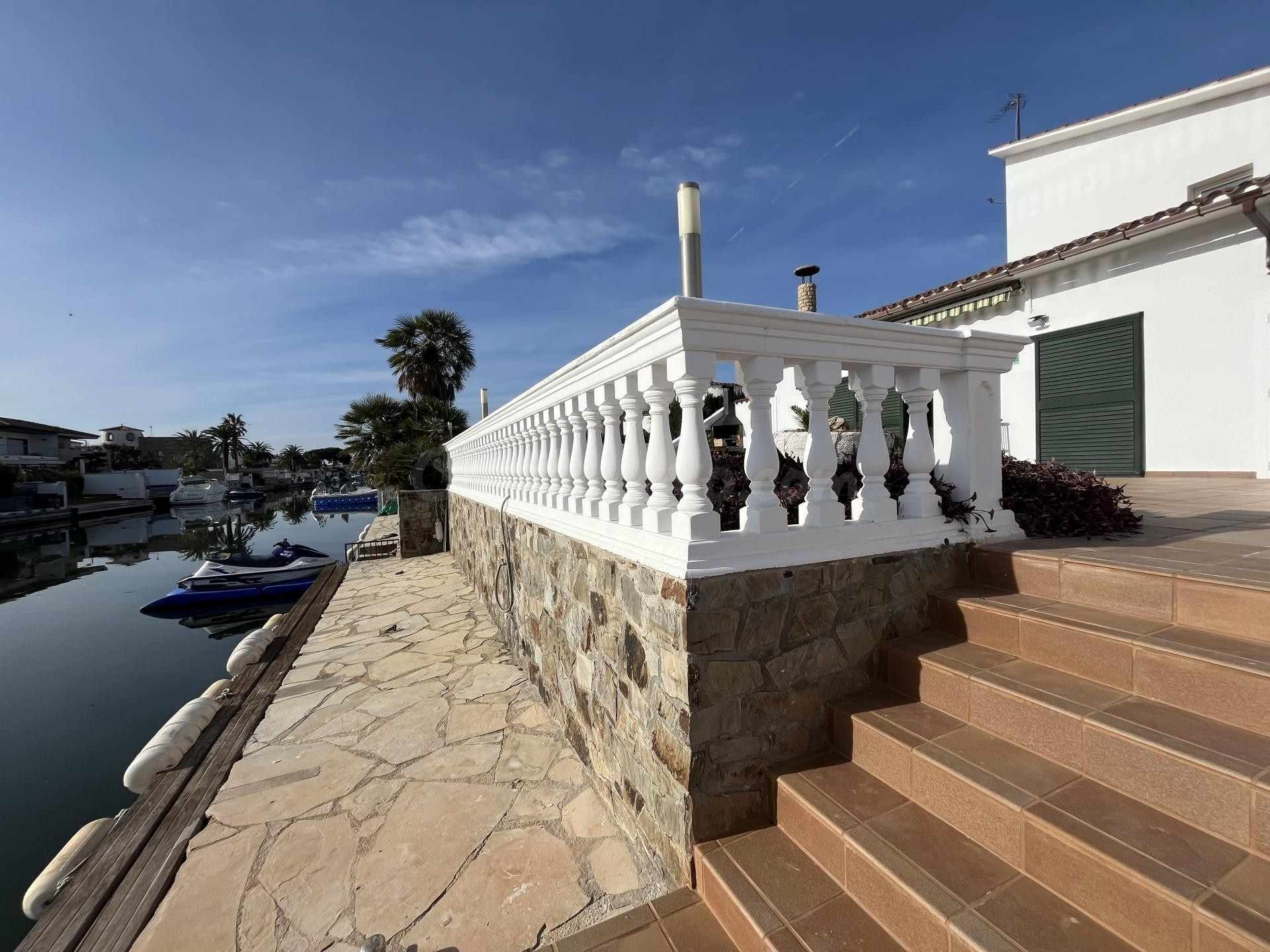 Bonita casa vista al canal con amarre y piscina