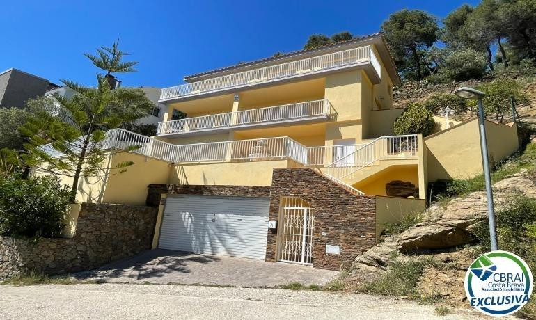 MAGNIFICO XALET DE 253 M2 CONSTRUIDOS, 608 M2 DE PARCELA, BONITAS VISTAS AL MAR Y PISCINA