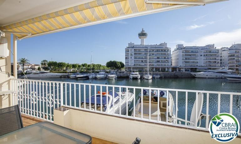 Precioso apartamento vacacional reformado en venta en el centro de Empuriabrava con magníficas vista