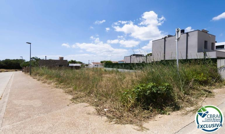 Parcela edificable en tranquila urbanización de Roses. ¡Buena oportunidad!
