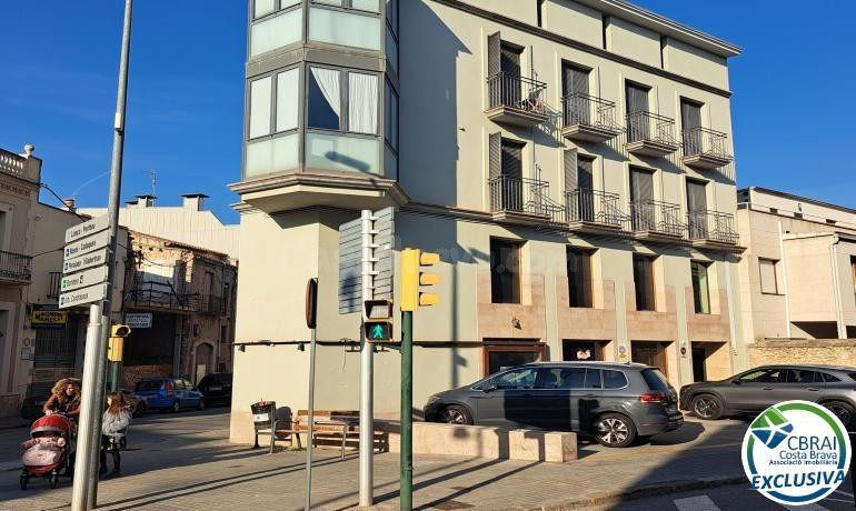 Gran local a cinco minutos de la Rambla de Figueres.