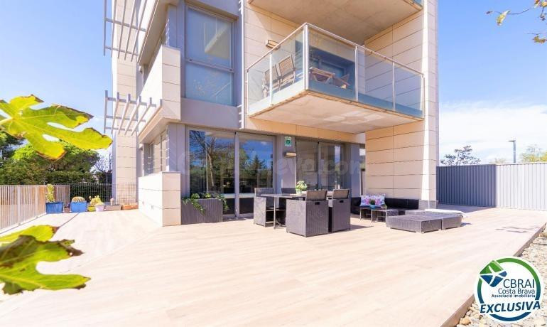 CLOT DELS FRANQUETS Planta baja de 3 dormitorios con 224 m2 de terraza y jardín a 200m de la playa.