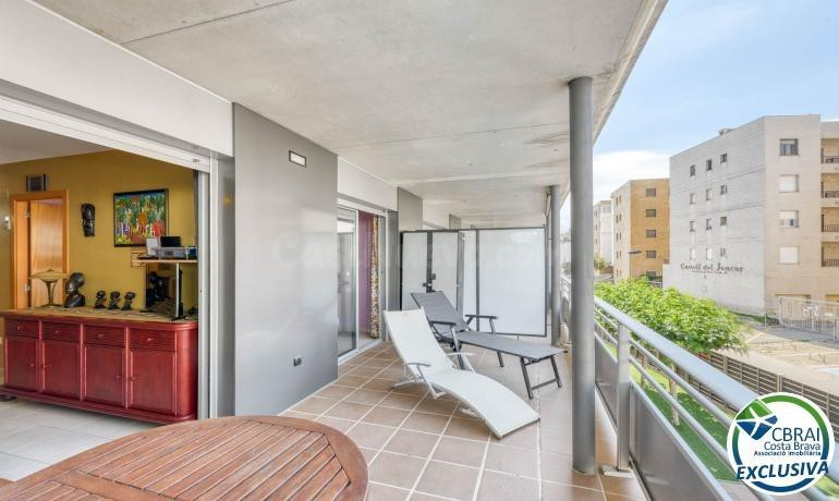 Apartamento en Salatar con vista parcial al mar, gran terraza y aparcamiento privado.