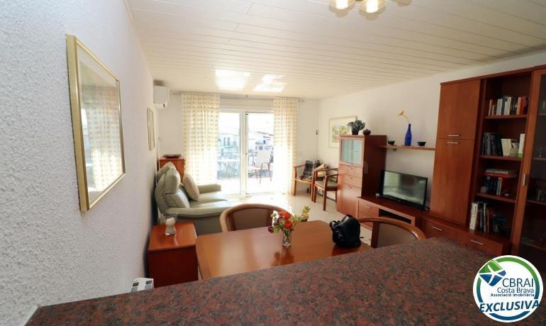 Encantador apartamento en venta en Empuriabrava con vistas al canal