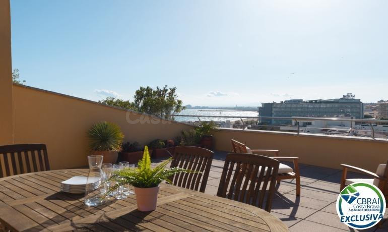 Ático en 1º línea con solárium, preciosas vistas y licencia turística.