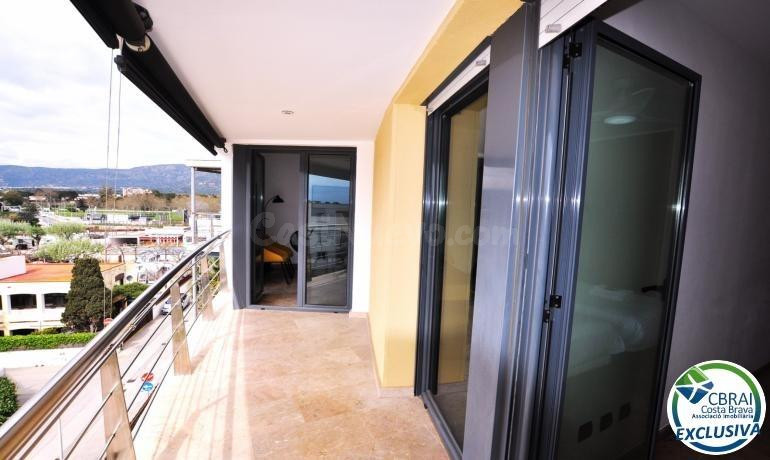 Ático en 1º línea con solárium, preciosas vistas y licencia  - foto 5