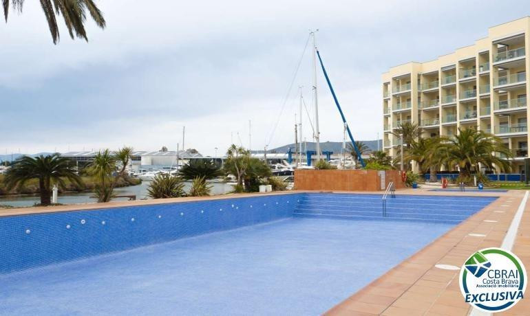 Amplio apartamento con terraza, parking, trastero, vistas al mar y piscina