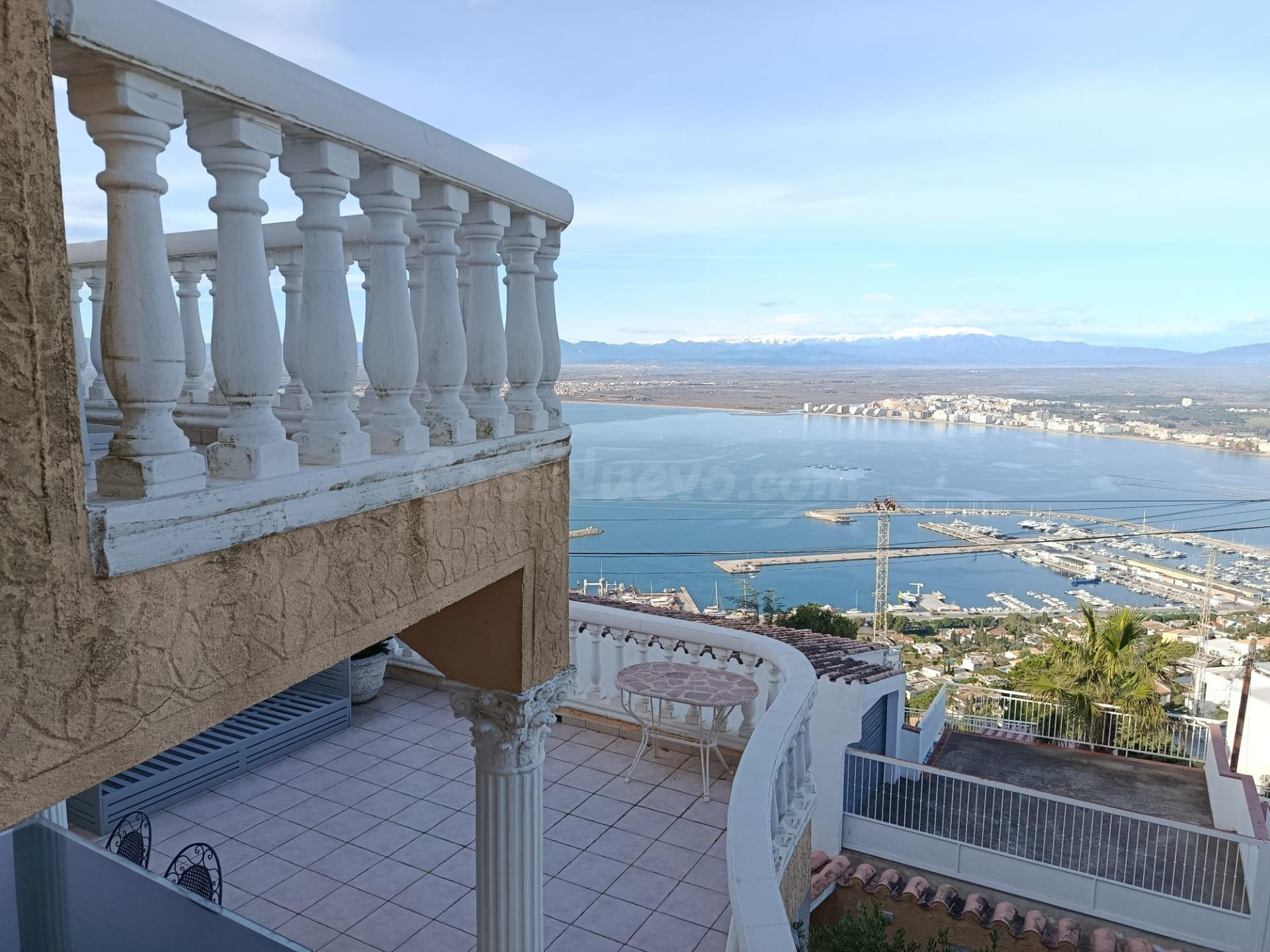 Encanto mediterráneo con vistas al mar – Villa con licencia turística