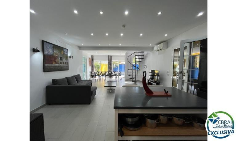 Villa ideal para alquiler con licencia turística, piscina, zona residencial, 4 dormitorios, 4 baños