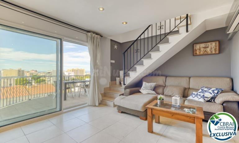 Ático estilo dúplex con vistas preciosas a 150m de la playa - foto 2