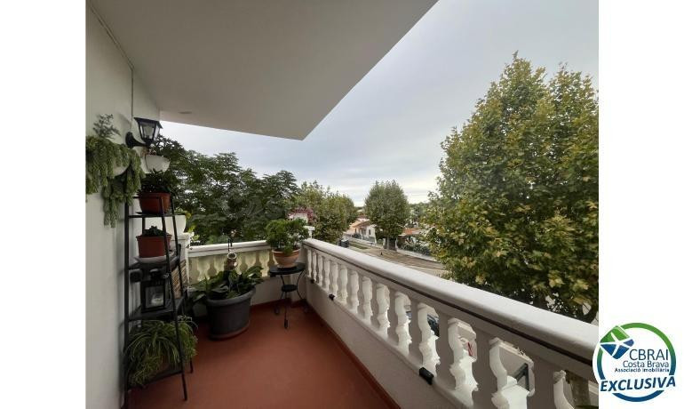 Bonito piso en venta en la zona comercial de Empuriabrava