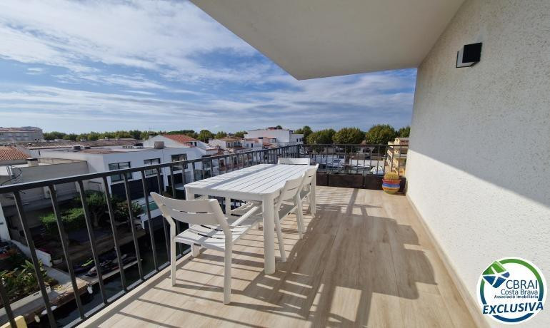 Apartamento de 2 dormitorios con parking, amarre y trastero