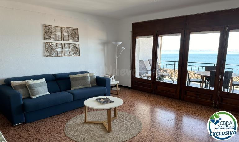 VIVA EL AZUL: Su Balcón Privado al Mediterráneo y al Vibrante Puerto de Roses.