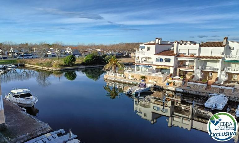 Apartamento renovado con vista al canal en Empuriabrava